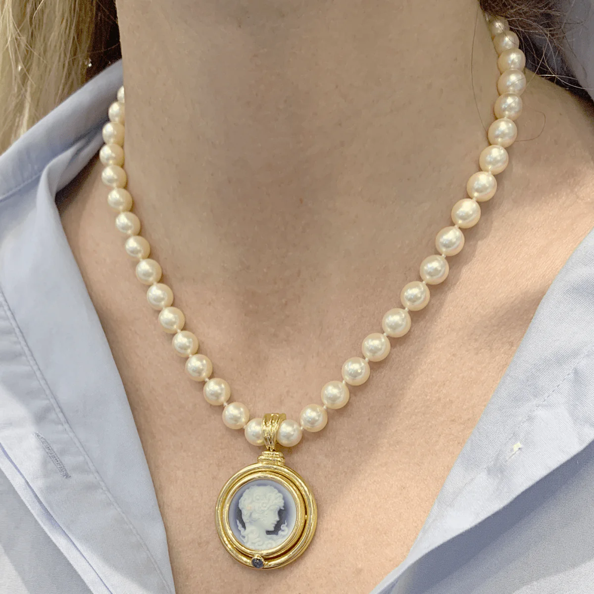 Collier Pendentif en or jaune, camée, onyx, perles et saphir - Image 2