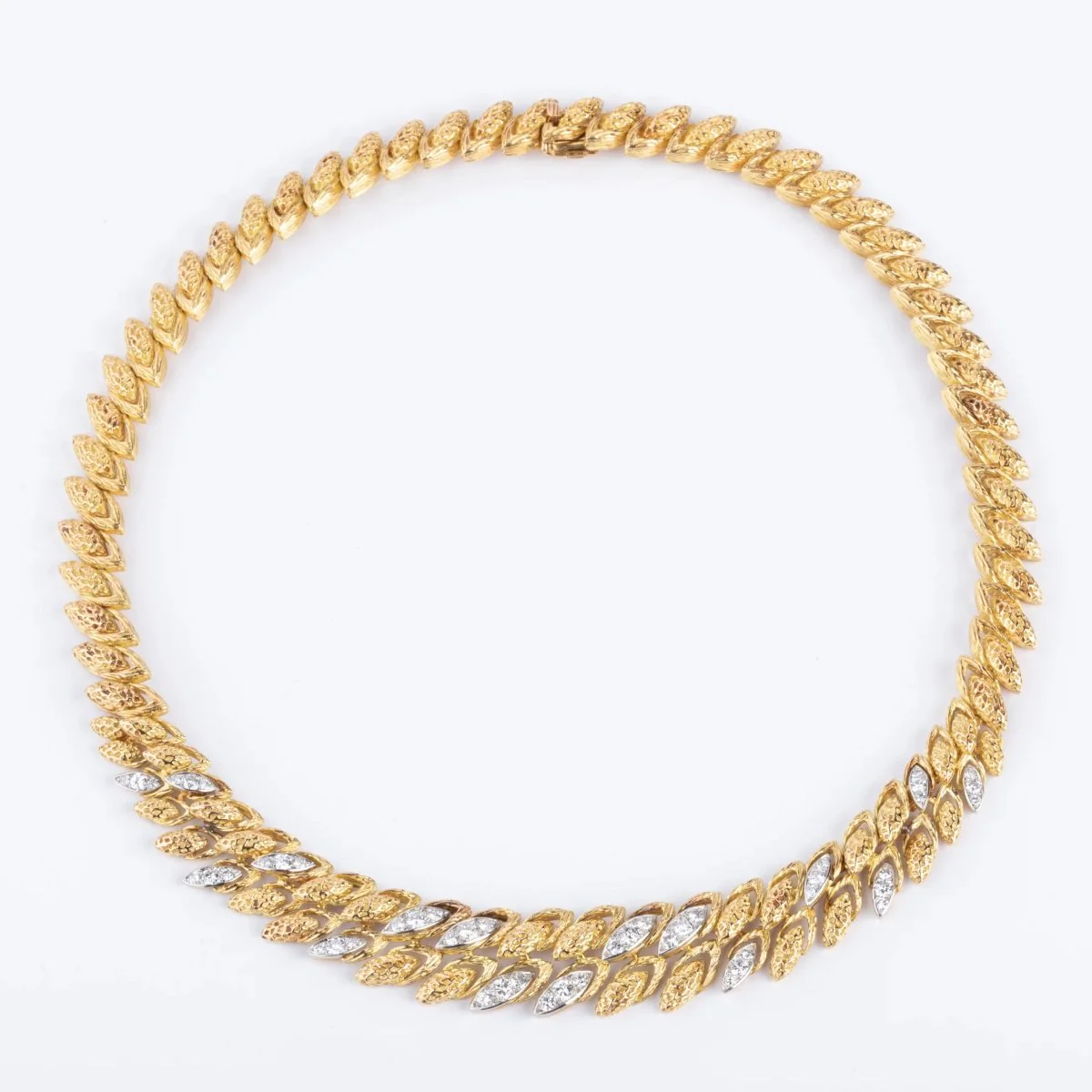 Collier or jaune,platine et diamants des années 1960