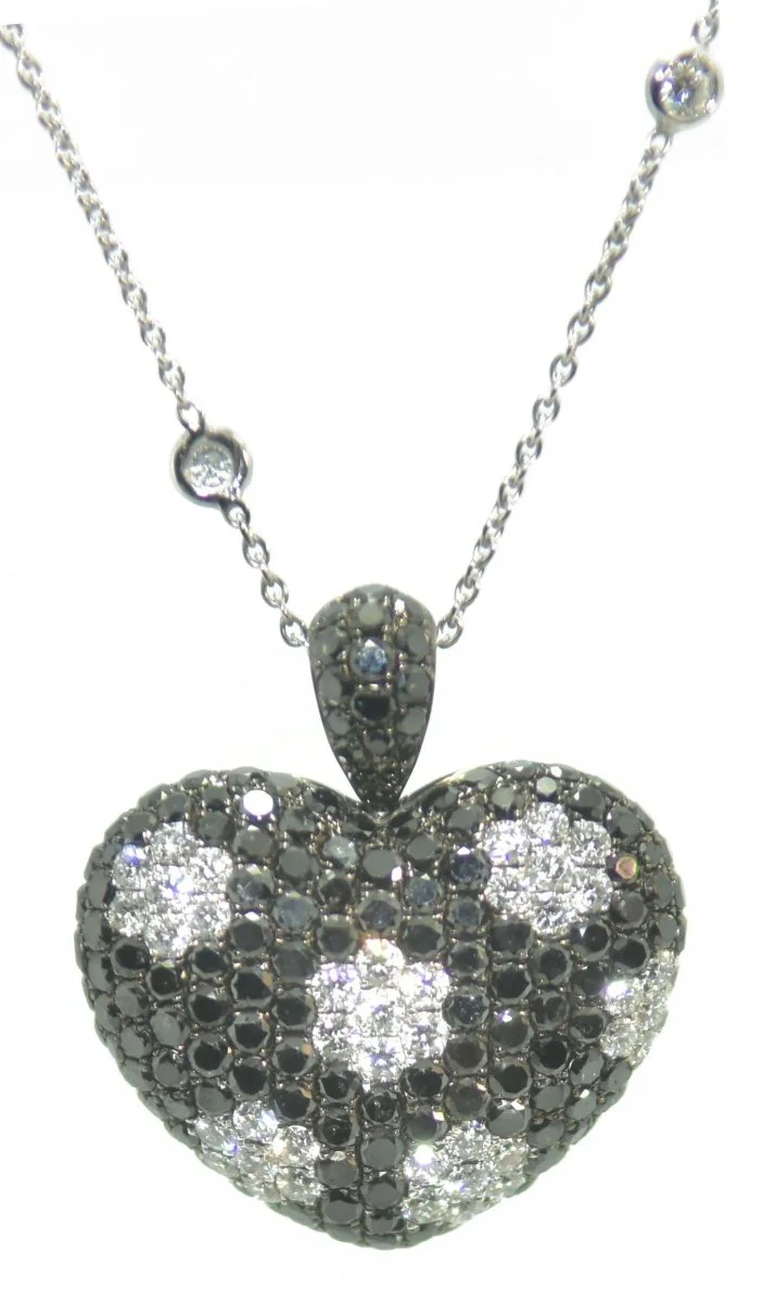 Collier ornée d'un pendentif formant un cœur en diamant noirs et blancs