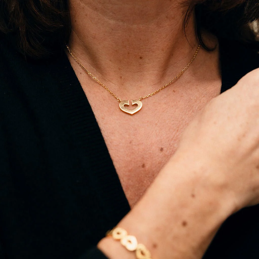 Collier Pendentif CARTIER "Coeurs et Symboles" en or jaune - Image 2