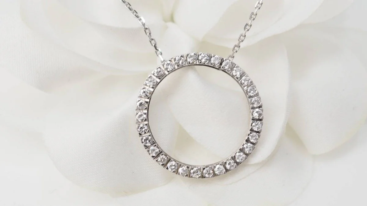 Collier pendentif cercle en or blanc et diamants - Image 3