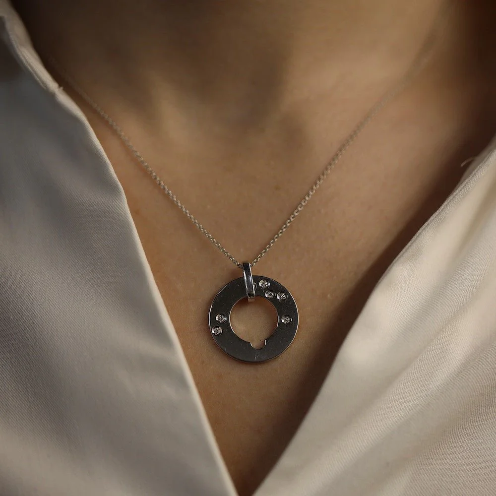 Collier pendentif Dinh Van "Cible" Grand Modèle en or gris et diamant - Image 2