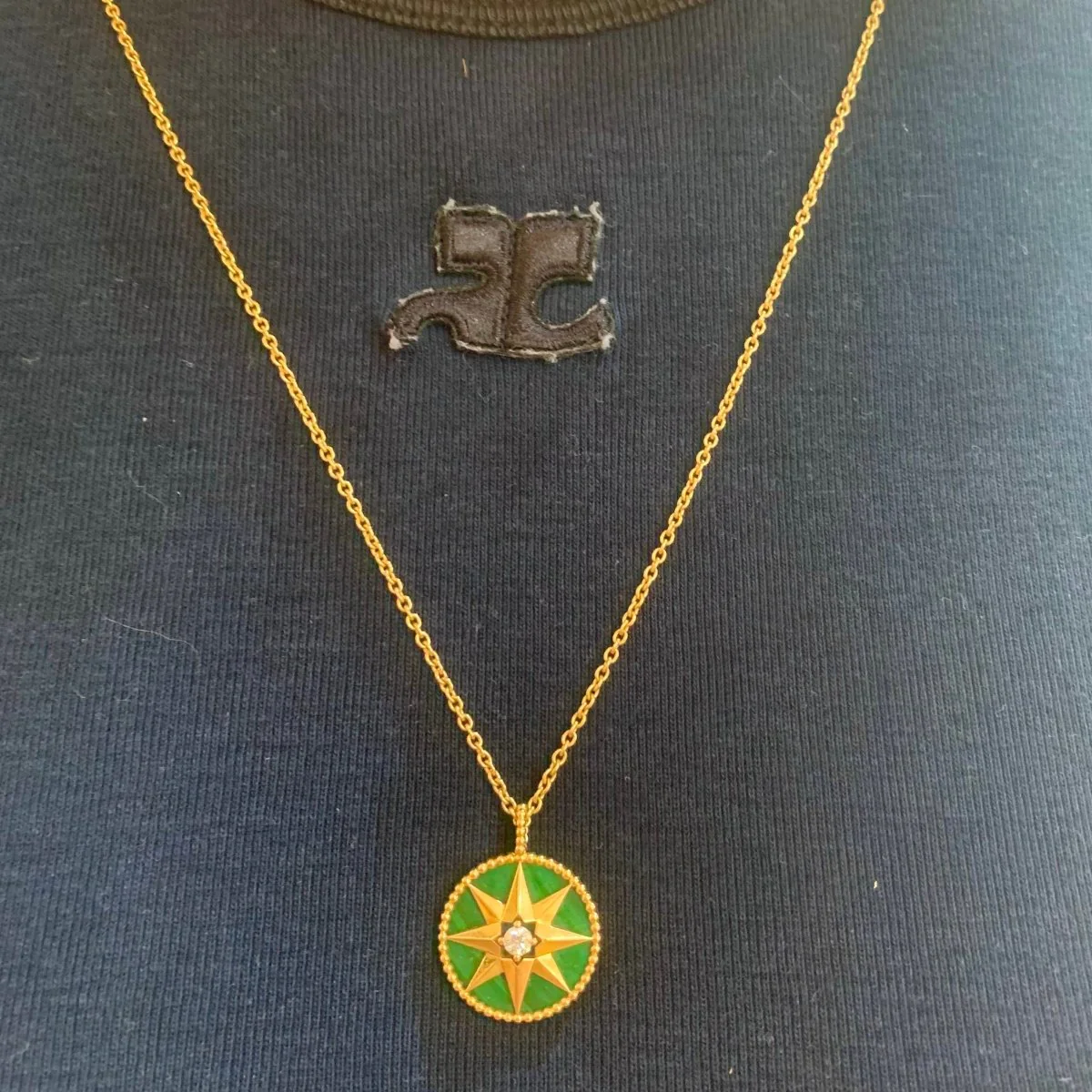 Collier Pendentif DIOR "Rose des Vents" MM en or jaune, malachite et diamant - Image 2