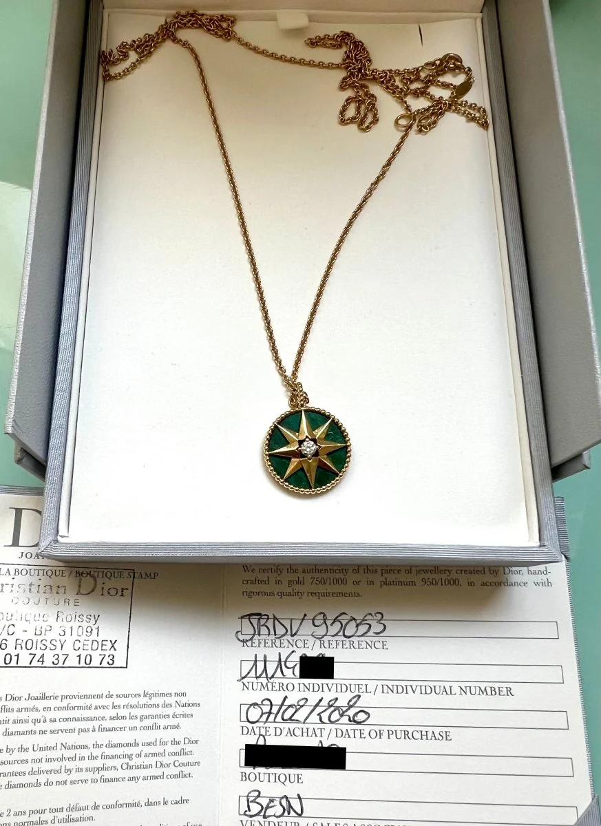 Collier Pendentif DIOR "Rose des Vents" MM en or jaune, malachite et diamant - Image 4