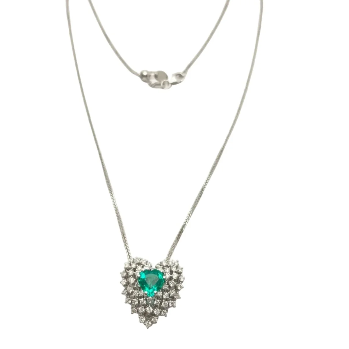 Collier Pendentif en or blanc, émeraude et diamants - Image 2