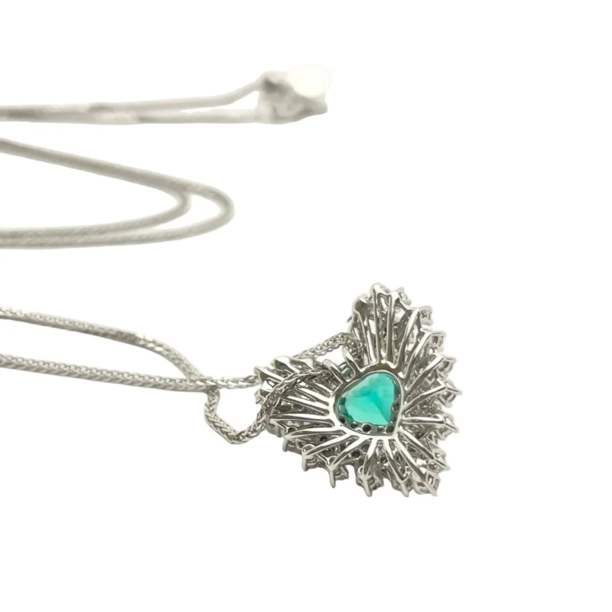 Collier Pendentif en or blanc, émeraude et diamants - Image 3