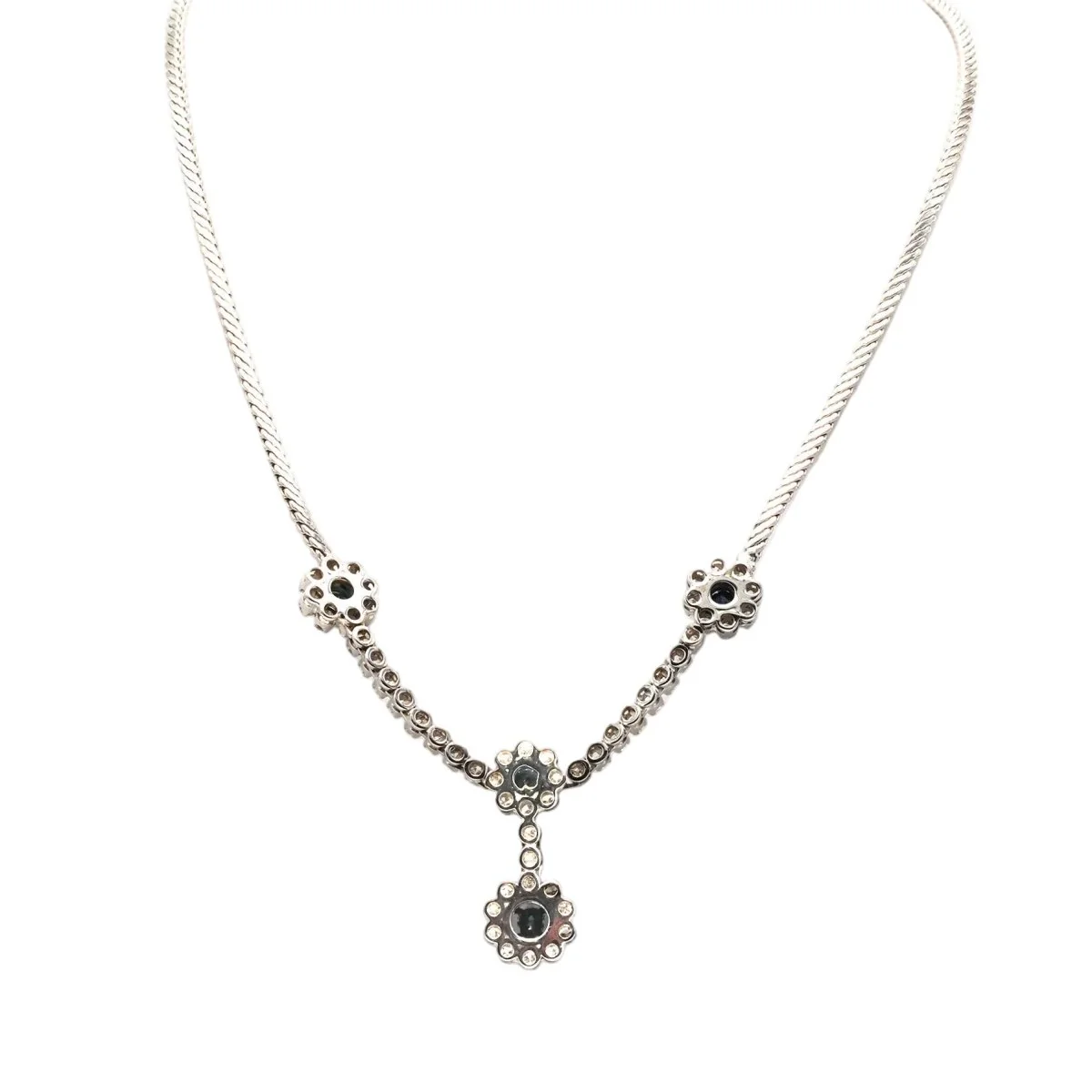Collier Pendentif en or blanc, saphirs et diamants - Image 2