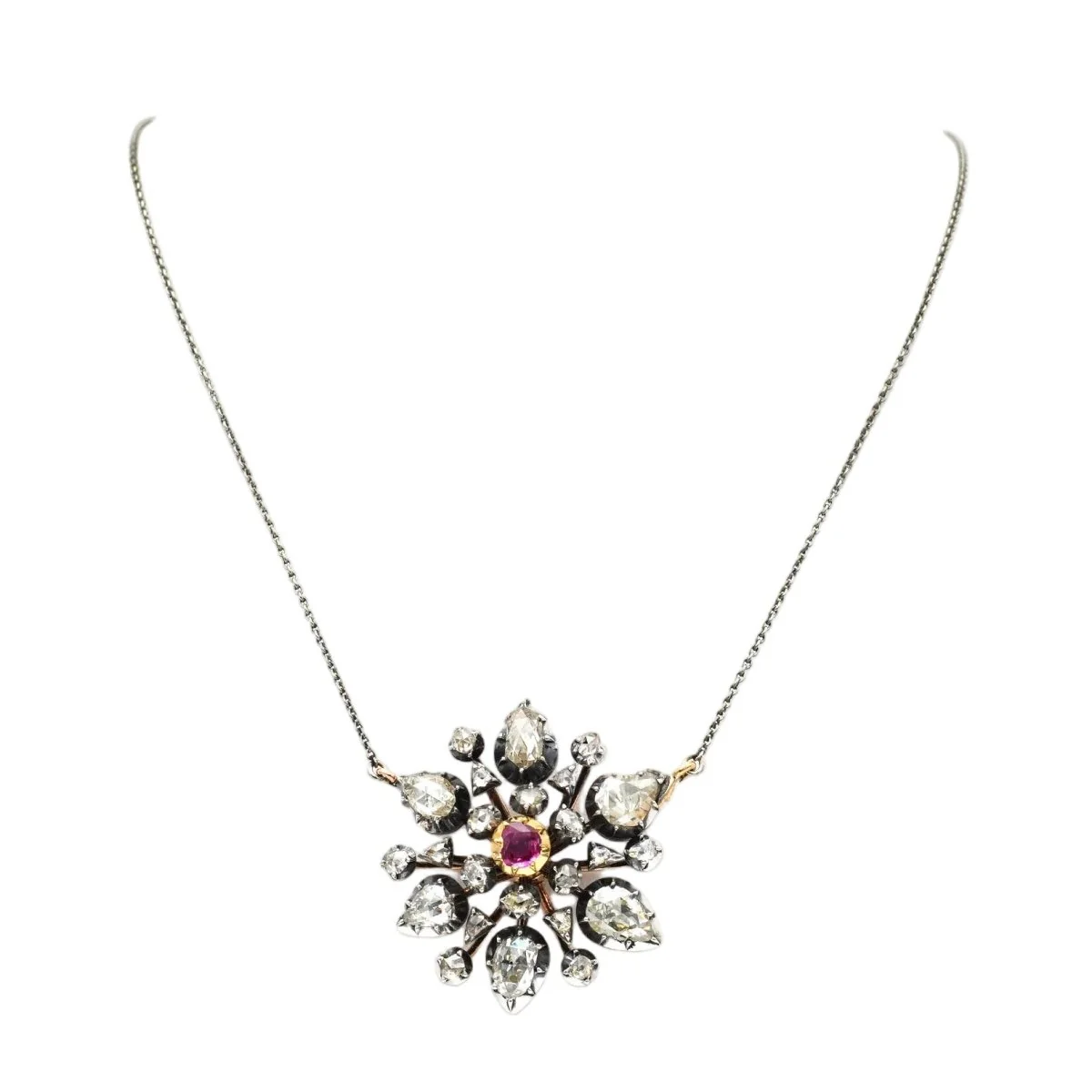 Collier Pendentif en or jaune, argent, rubis et diamants - Image 2