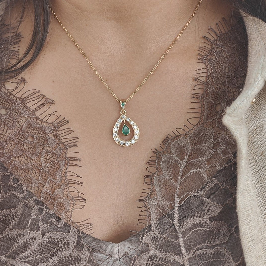Collier pendentif en or jaune, émeraude et diamants - Image 2