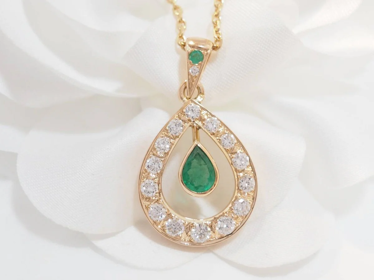 Collier pendentif en or jaune, émeraude et diamants - Image 4