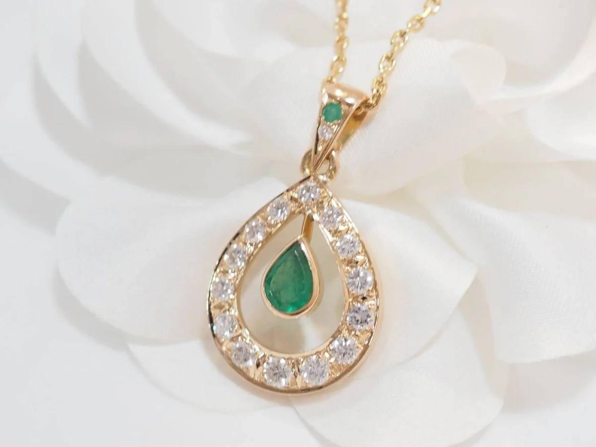 Collier pendentif en or jaune, émeraude et diamants - Image 5