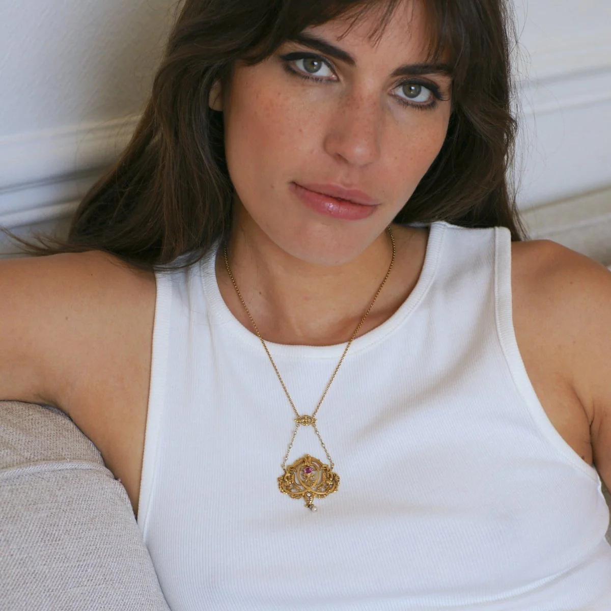 Collier Pendentif en or jaune, rubis, perles et diamants - Image 2