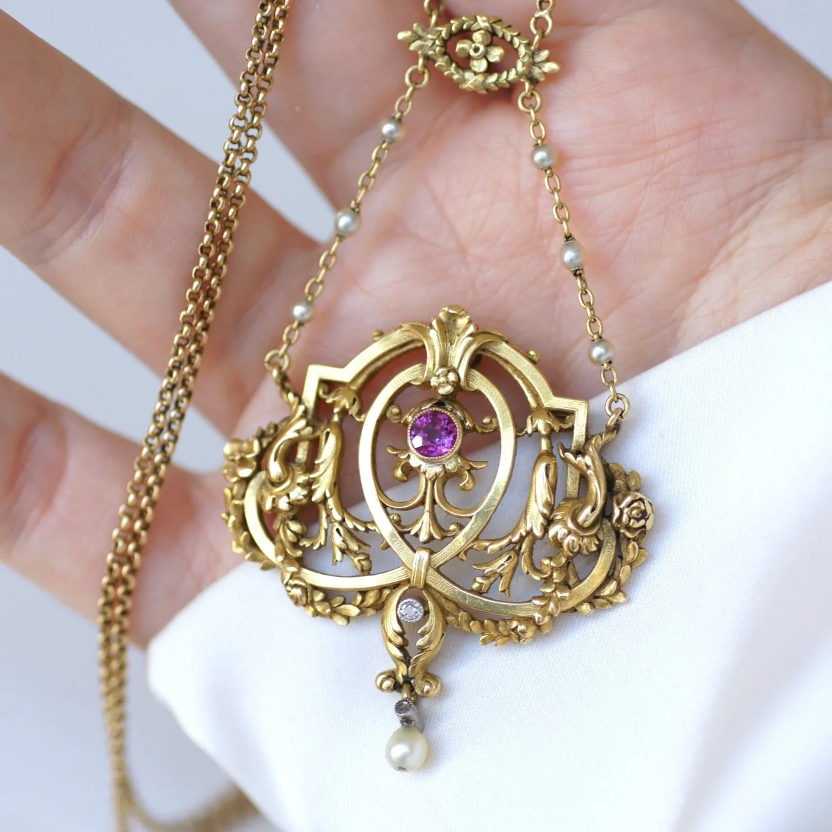 Collier Pendentif en or jaune, rubis, perles et diamants - Image 6