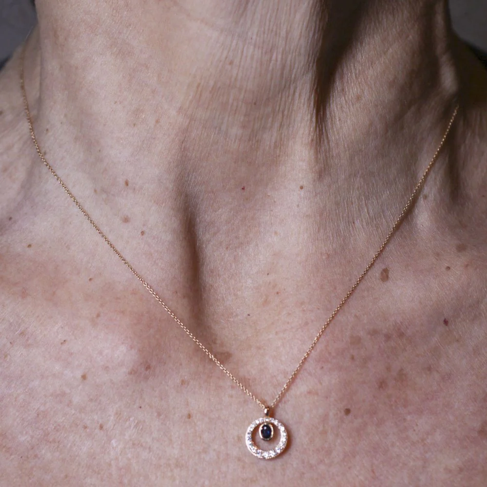 Collier Pendentif en or bleu, saphir et diamants - Image 2