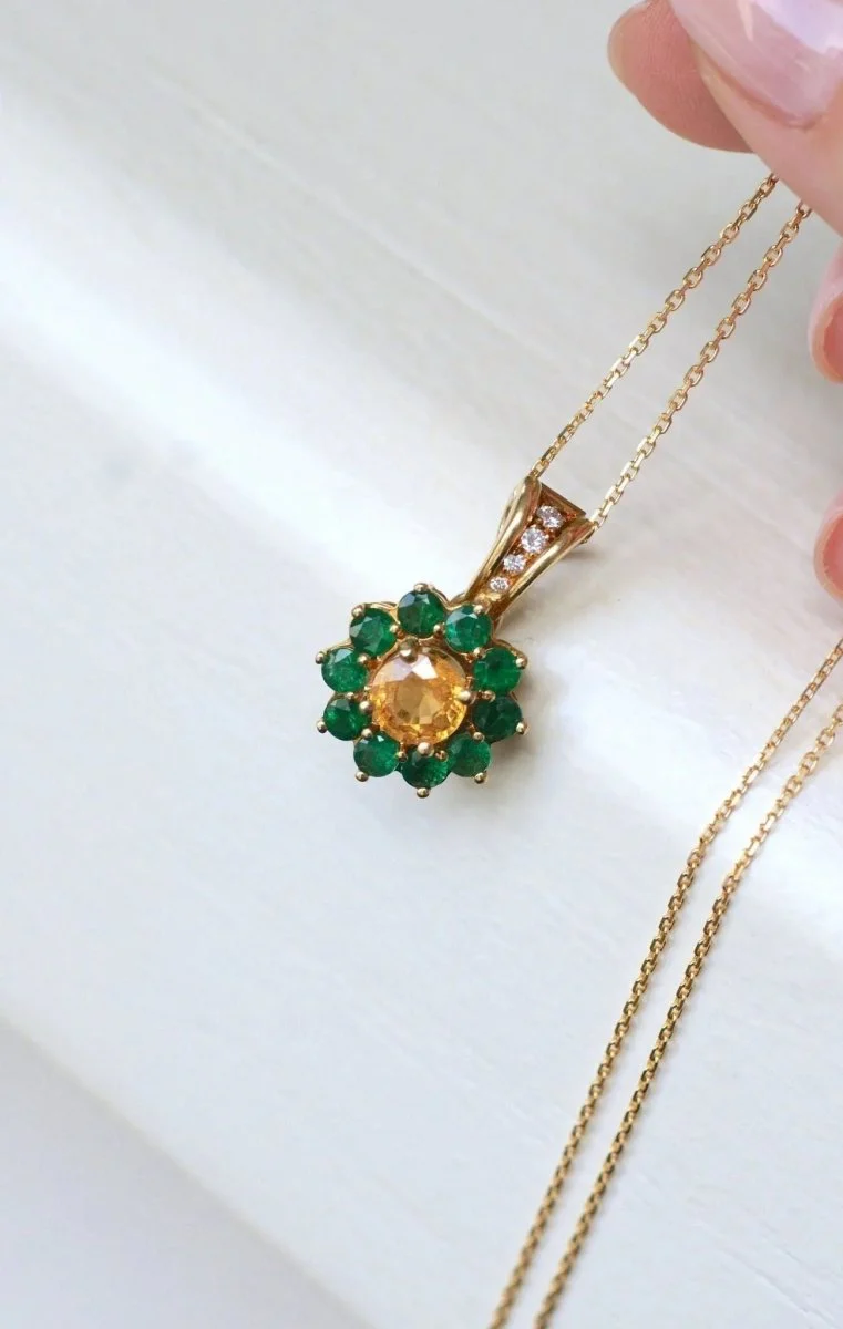 Collier Pendentif Marguerite Saphir Jaune et Emeraudes