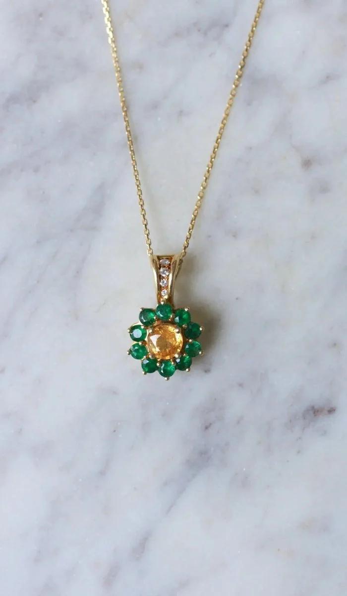Collier Pendentif Marguerite Saphir Jaune et Emeraudes - Image 2