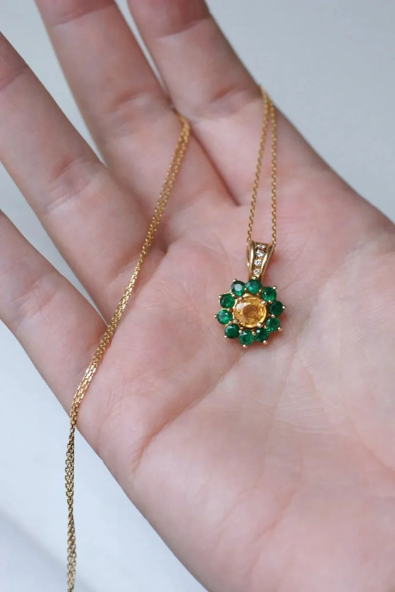 Collier Pendentif Marguerite Saphir Jaune et Emeraudes - Image 3