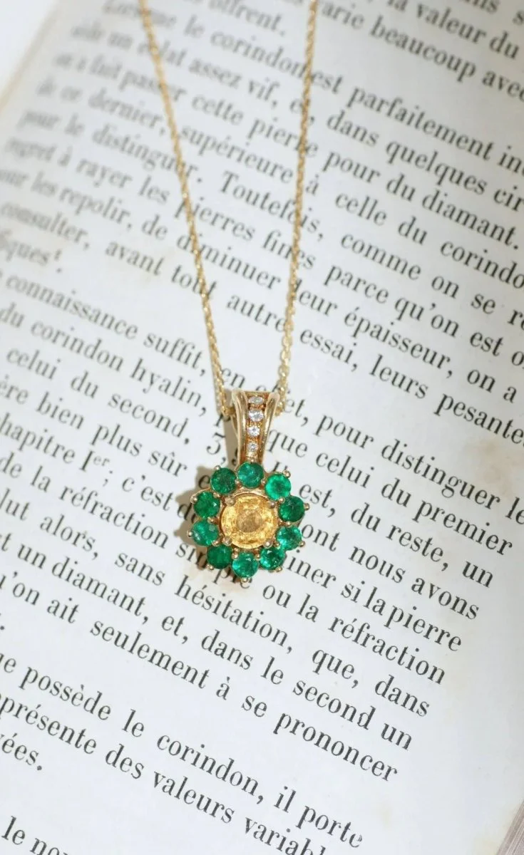 Collier Pendentif Marguerite Saphir Jaune et Emeraudes - Image 5