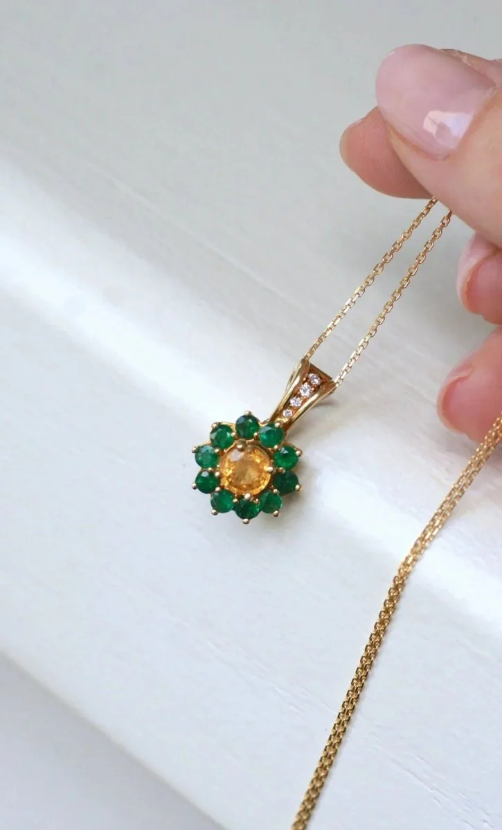 Collier Pendentif Marguerite Saphir Jaune et Emeraudes - Image 7
