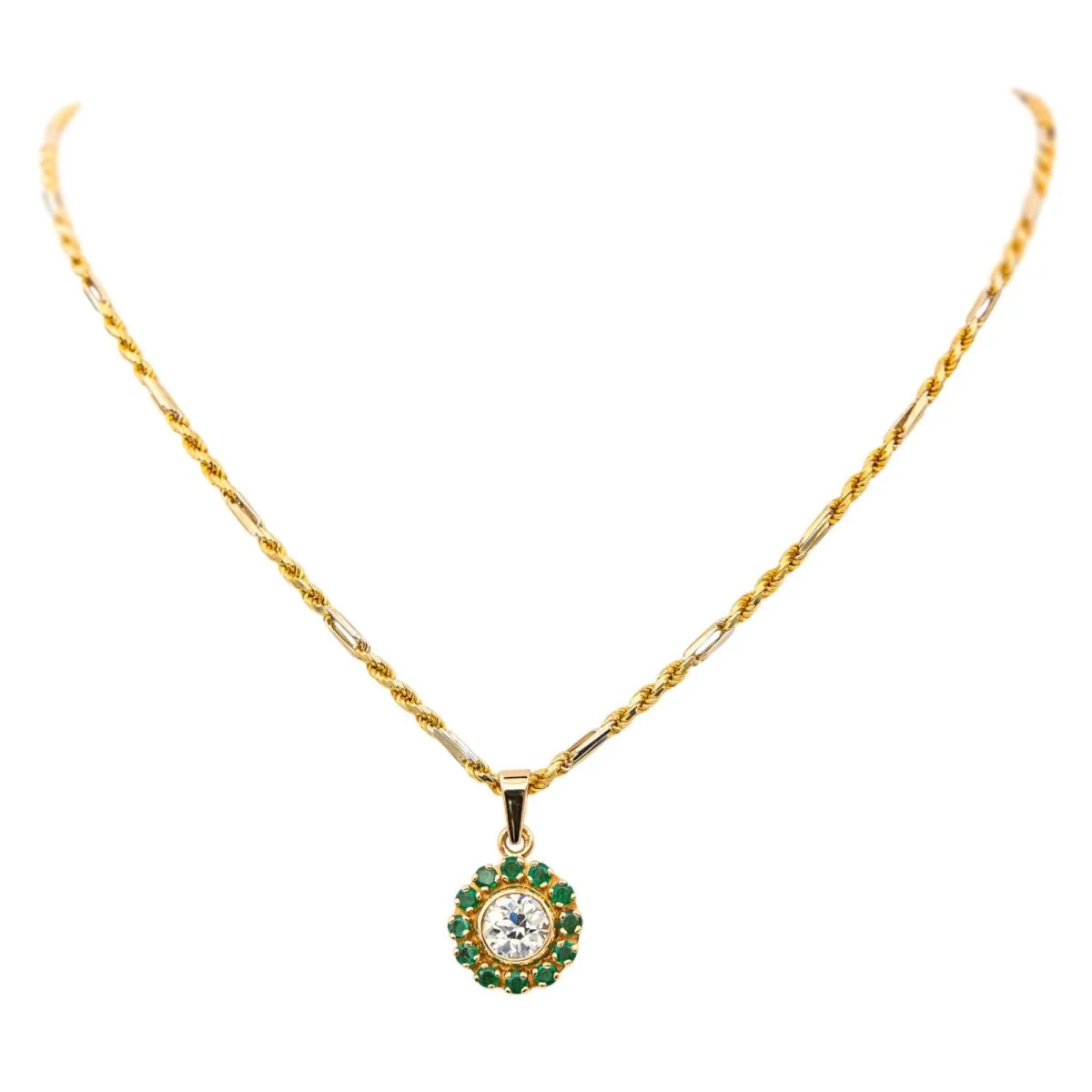 Collier Pendentif en or jaune, émeraudes et diamant