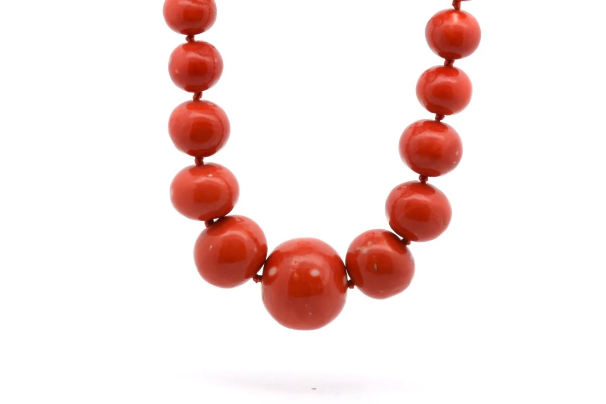 Collier perles de corail et fermoir en or 18k