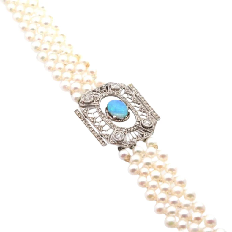 Collier perles de culture et motif art déco diamants