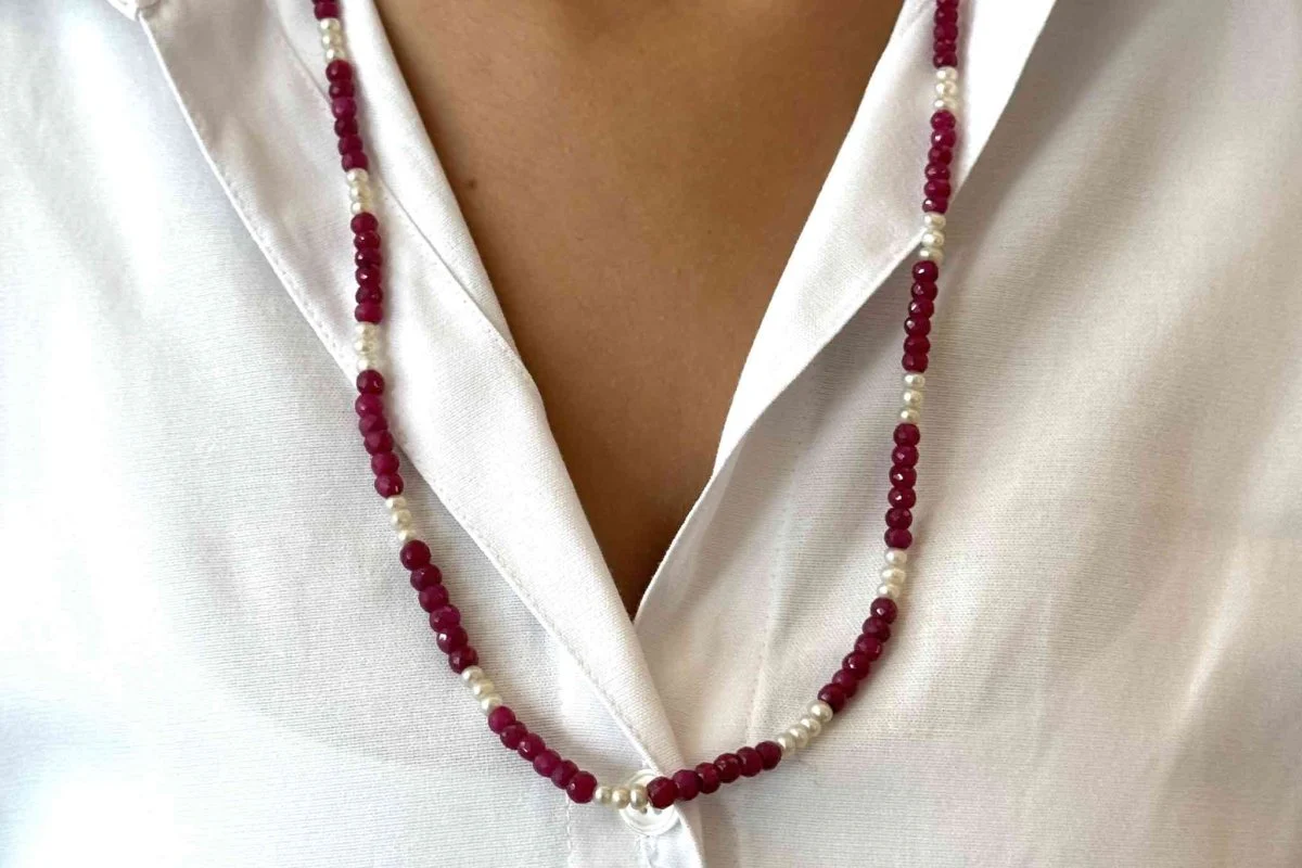 Collier perles de culture et perles de rubis facettés - Image 3