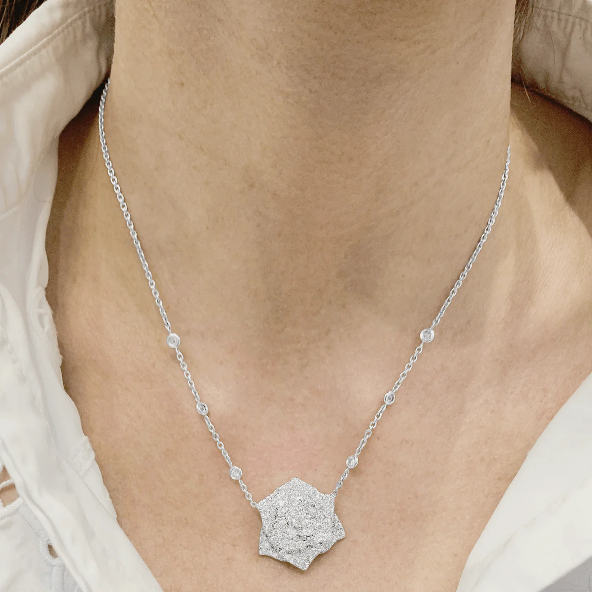 Collier PIAGET "Rose" en or blanc et diamants - Image 2