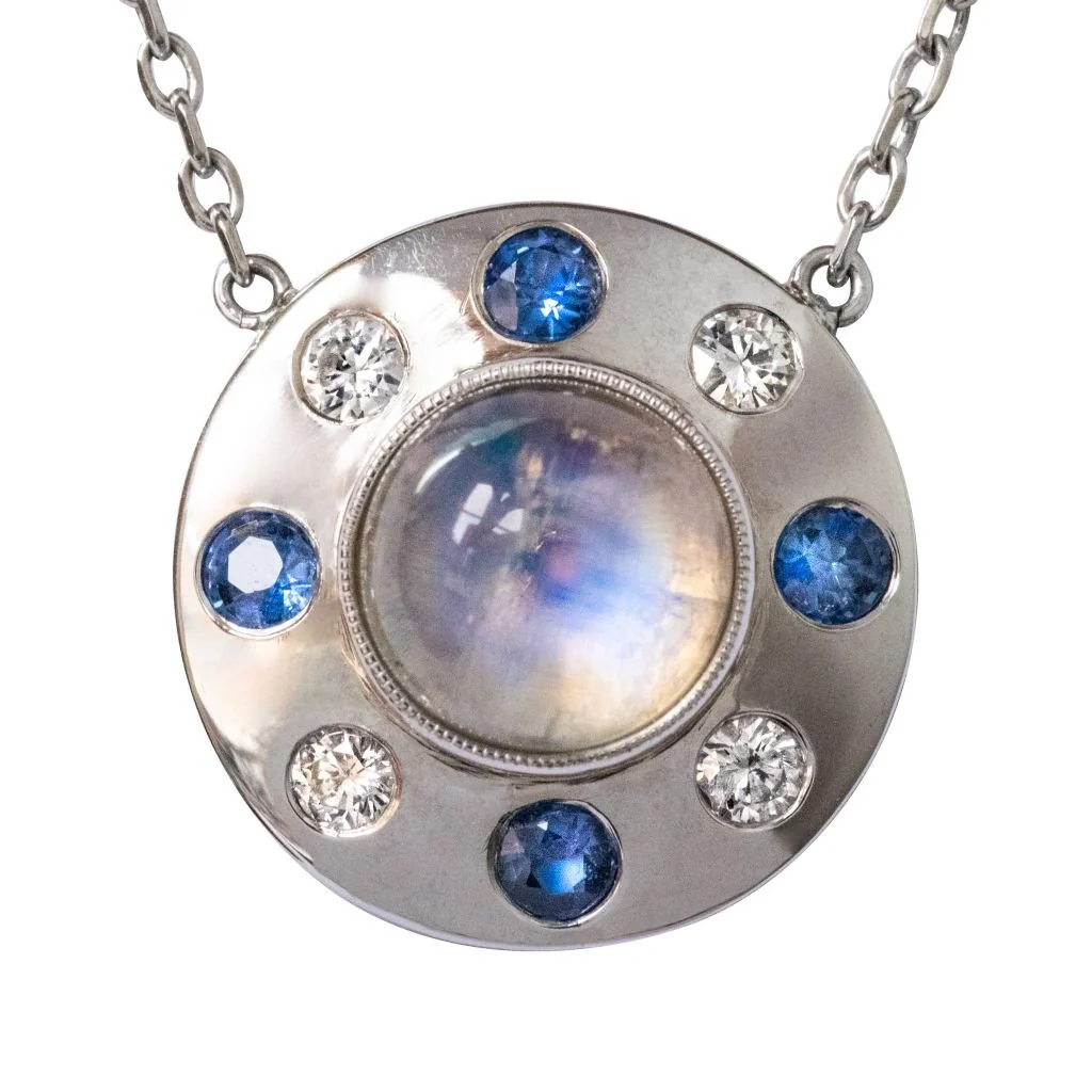 Collier Pendentif en or blanc, pierre de lune, saphirs et diamants