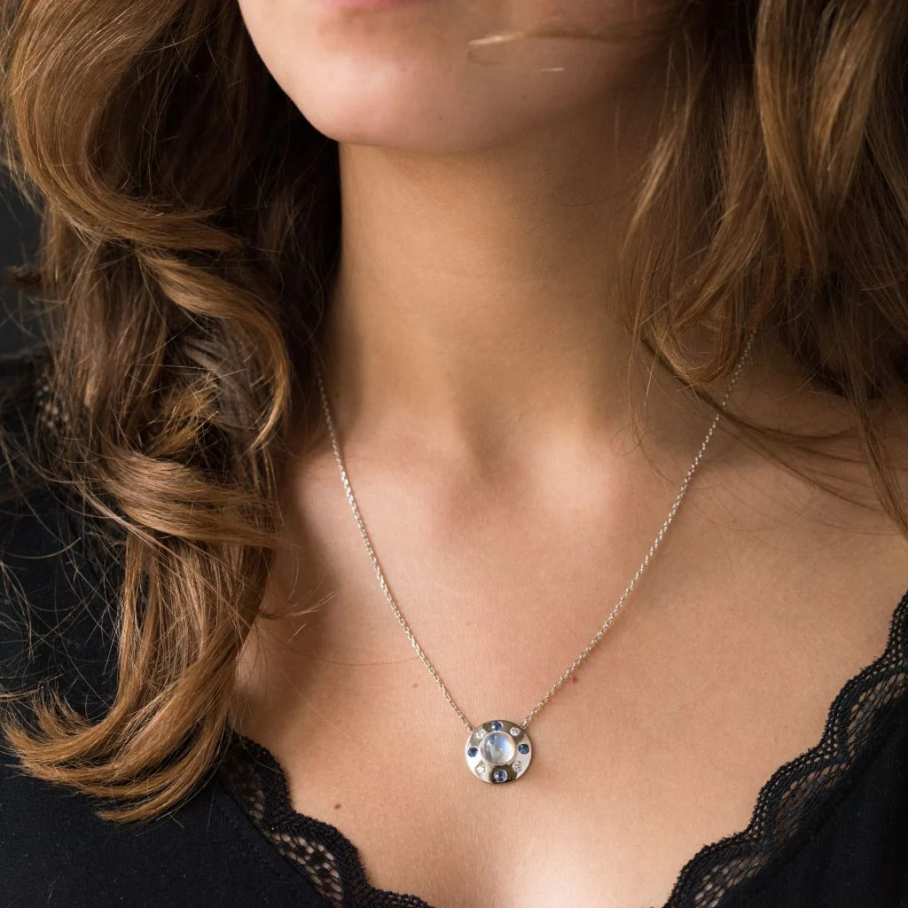 Collier Pendentif en or blanc, pierre de lune, saphirs et diamants - Image 2
