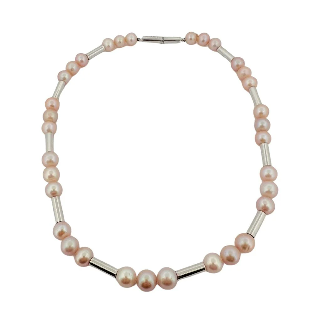Collier POIRAY "fuseau" en or blanc et perles roses