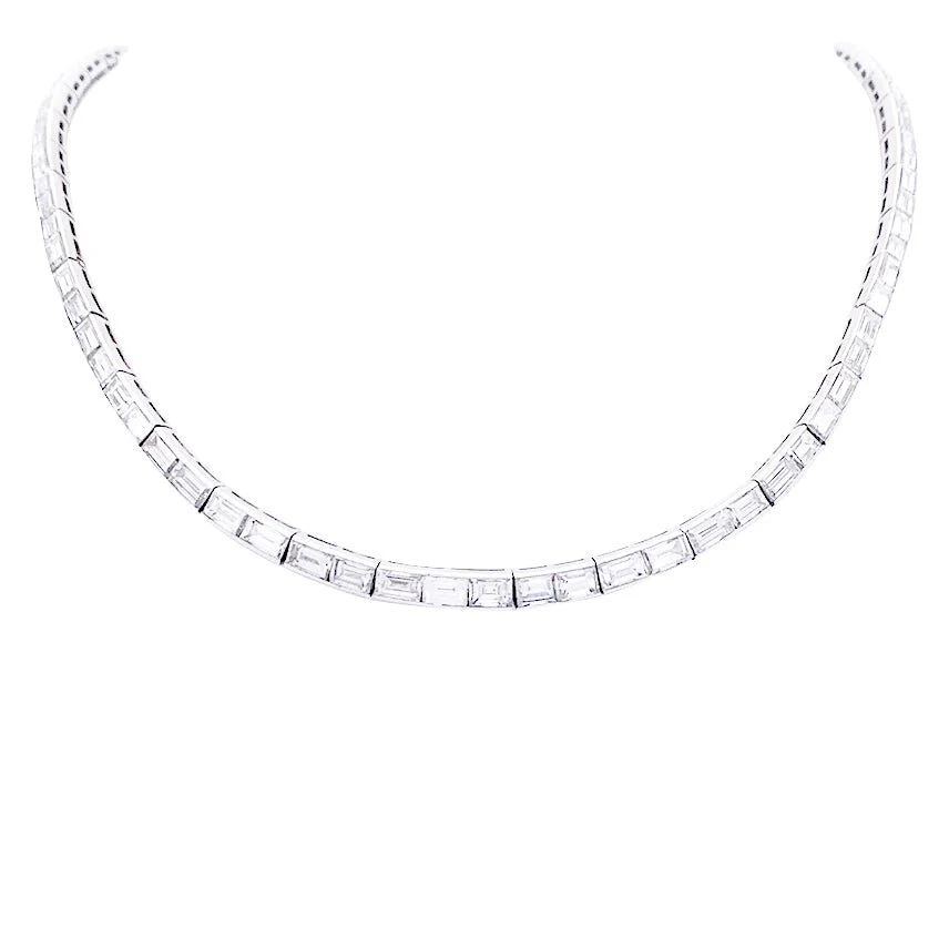 Collier rivière platine, diamants baguettes.