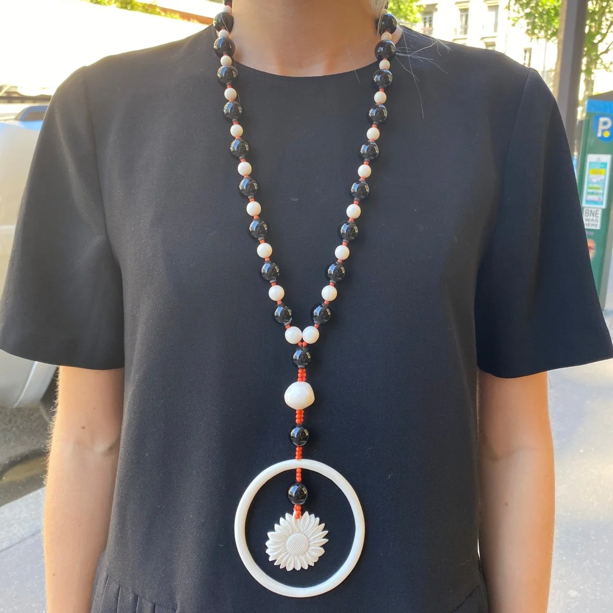 Collier Sautoir en ivoire, onyx et corail - Image 2