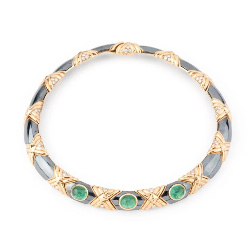Collier torque BULGARI en or jaune, hématite, émeraudes et diamants