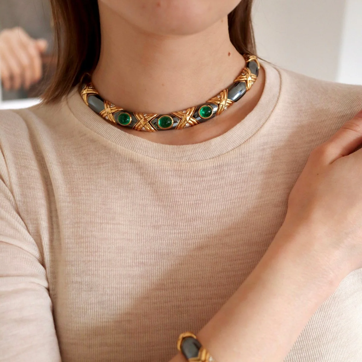 Collier torque BULGARI en or jaune, hématite, émeraudes et diamants - Image 2