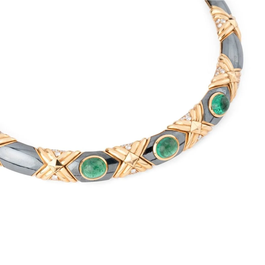 Collier torque BULGARI en or jaune, hématite, émeraudes et diamants - Image 3