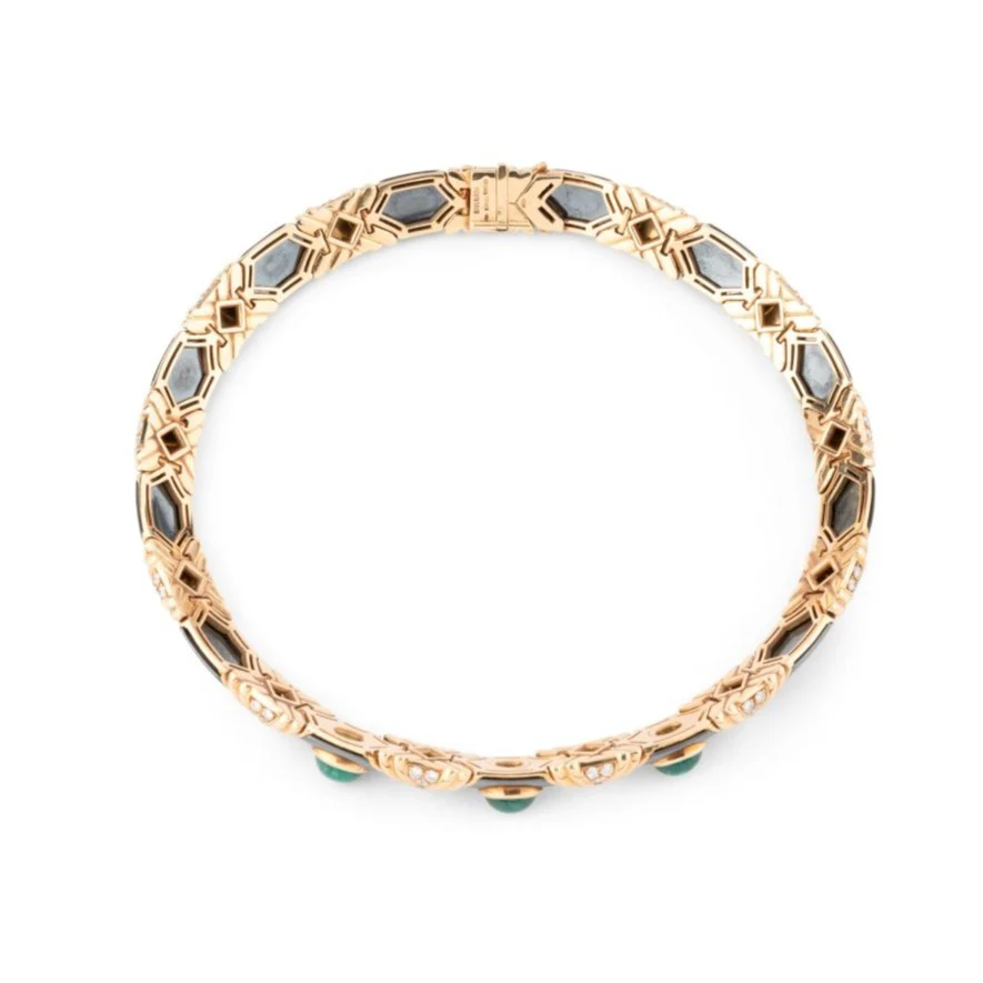 Collier torque BULGARI en or jaune, hématite, émeraudes et diamants - Image 4