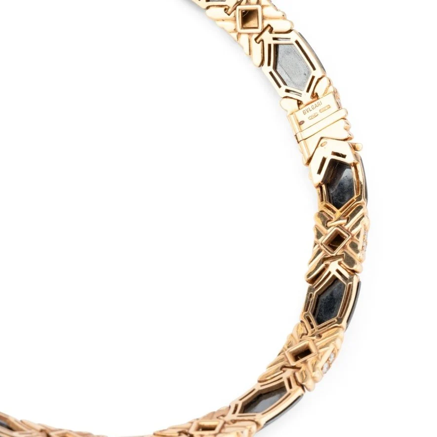 Collier torque BULGARI en or jaune, hématite, émeraudes et diamants - Image 5