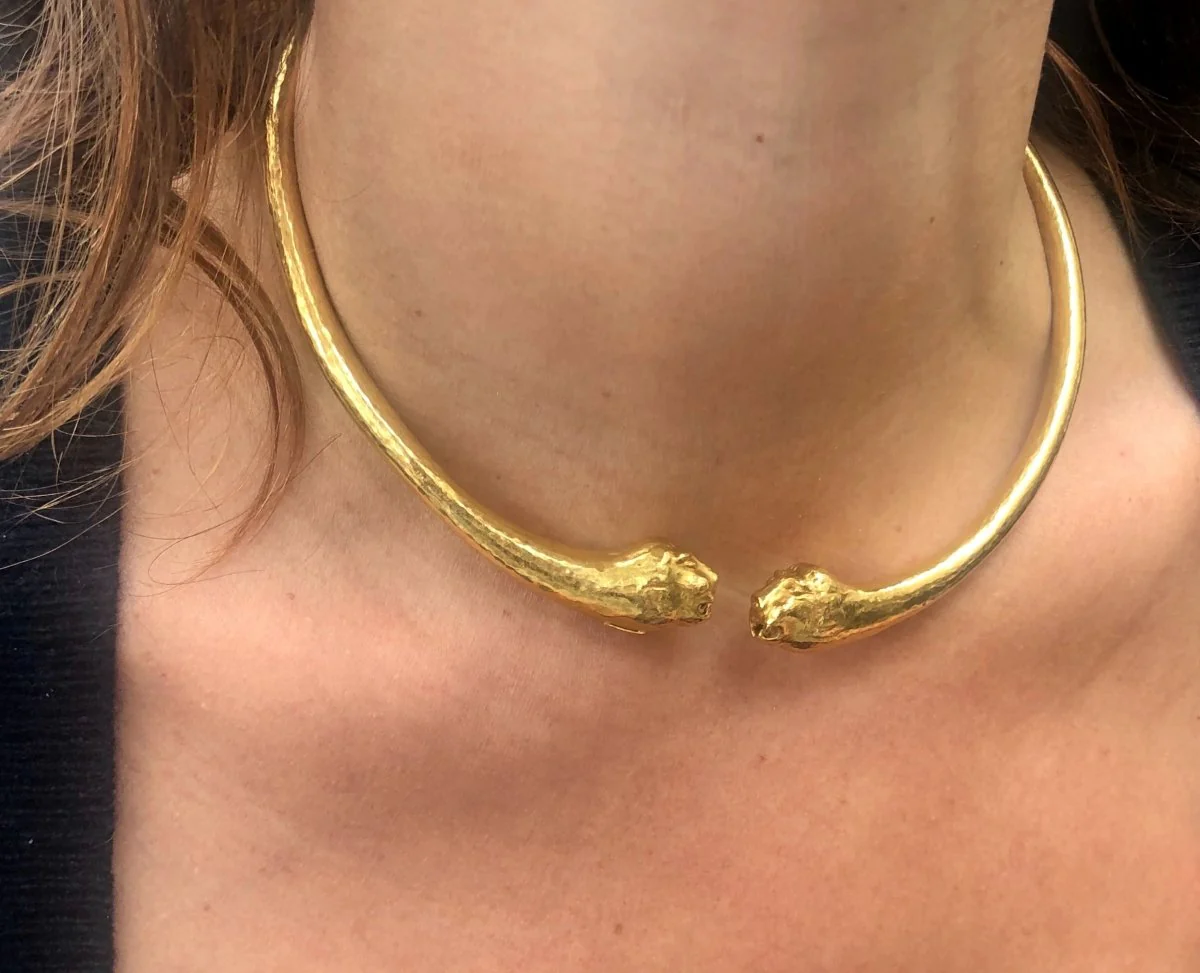 Collier torque de la maison Zolotas en or jaune martelé - Image 3