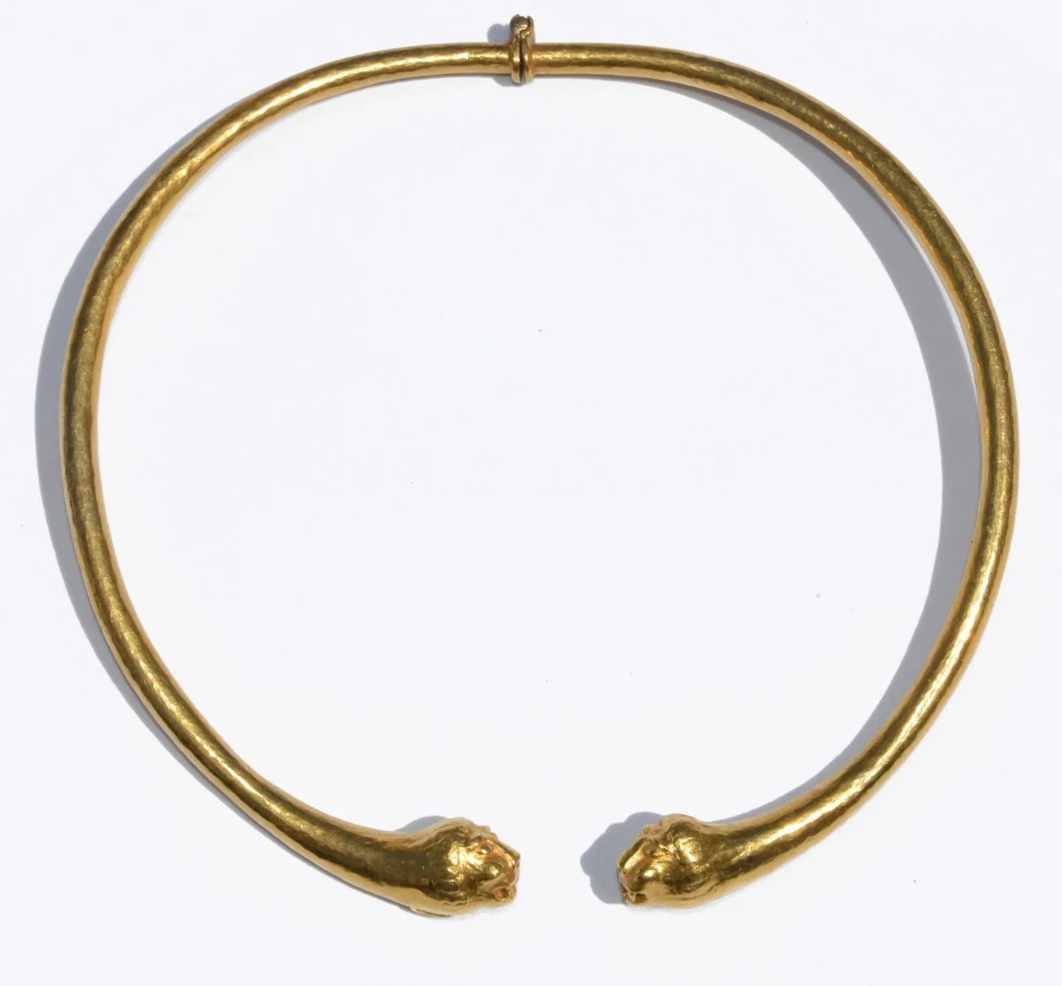 Collier torque de la maison Zolotas en or jaune martelé - Image 4