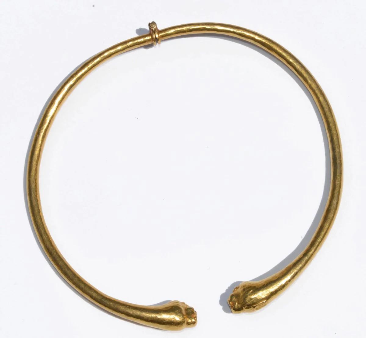 Collier torque de la maison Zolotas en or jaune martelé - Image 5