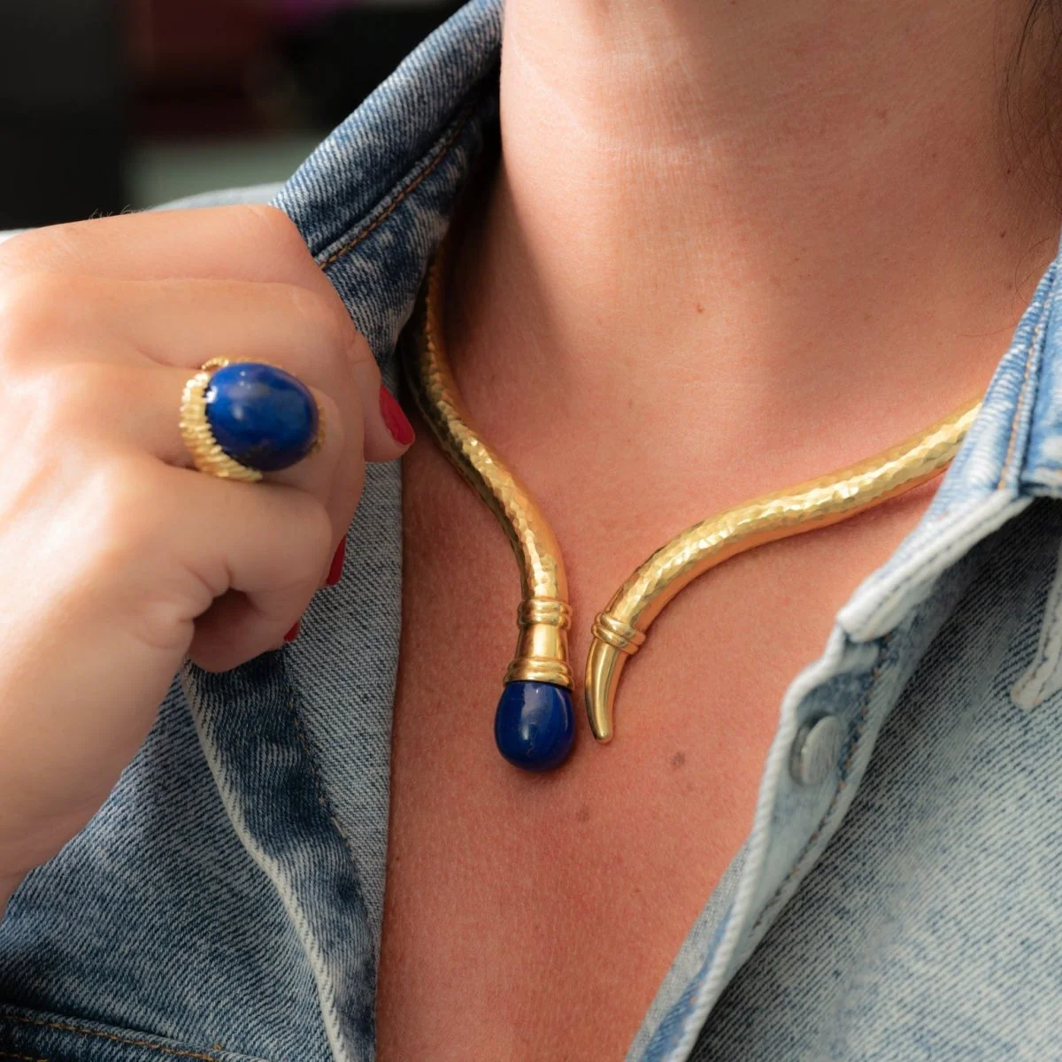 Collier Torque en or jaune et lapis lazuli - Image 2
