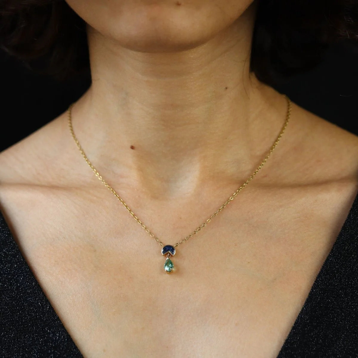 Collier Pendentif en or jaune, saphirs et tourmaline - Image 2