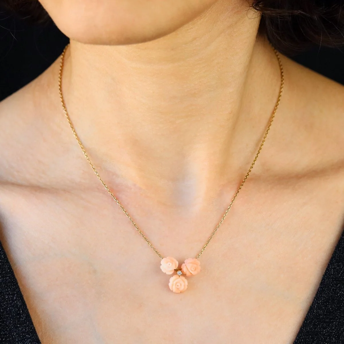 Collier trio de roses en or jaune et corail peau d'ange et diamant - Image 2