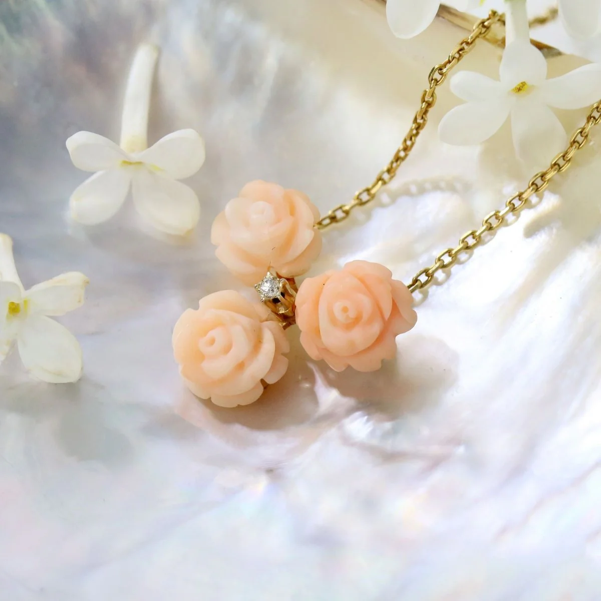 Collier trio de roses en or jaune et corail peau d'ange et diamant - Image 3