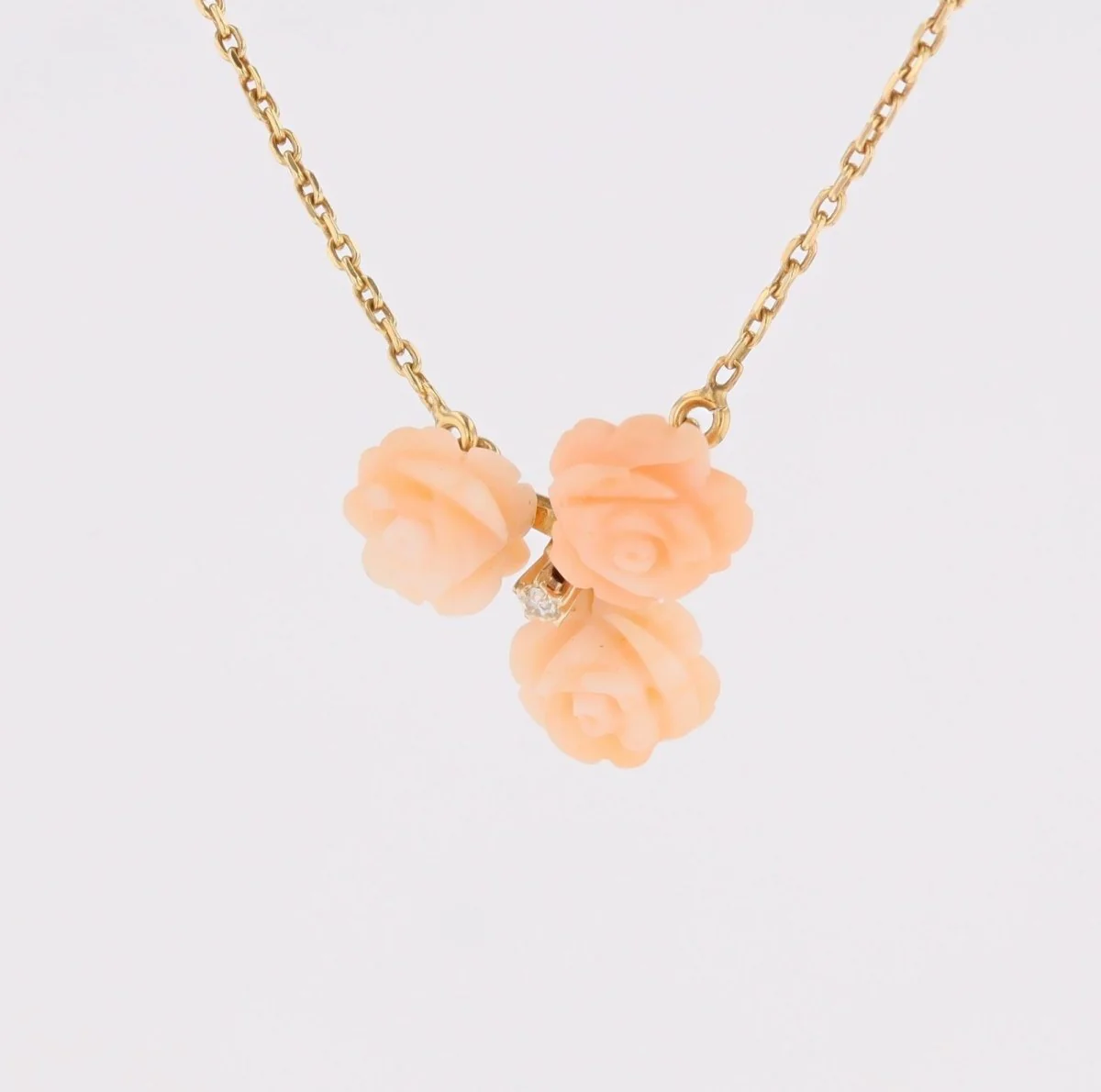 Collier trio de roses en or jaune et corail peau d'ange et diamant - Image 4