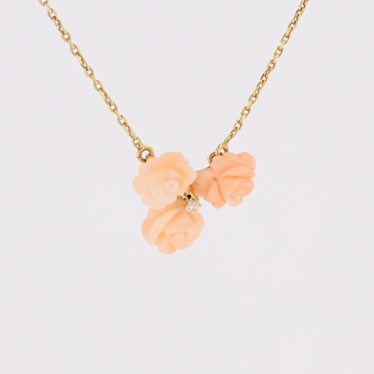 Collier trio de roses en or jaune et corail peau d'ange et diamant - Image 5