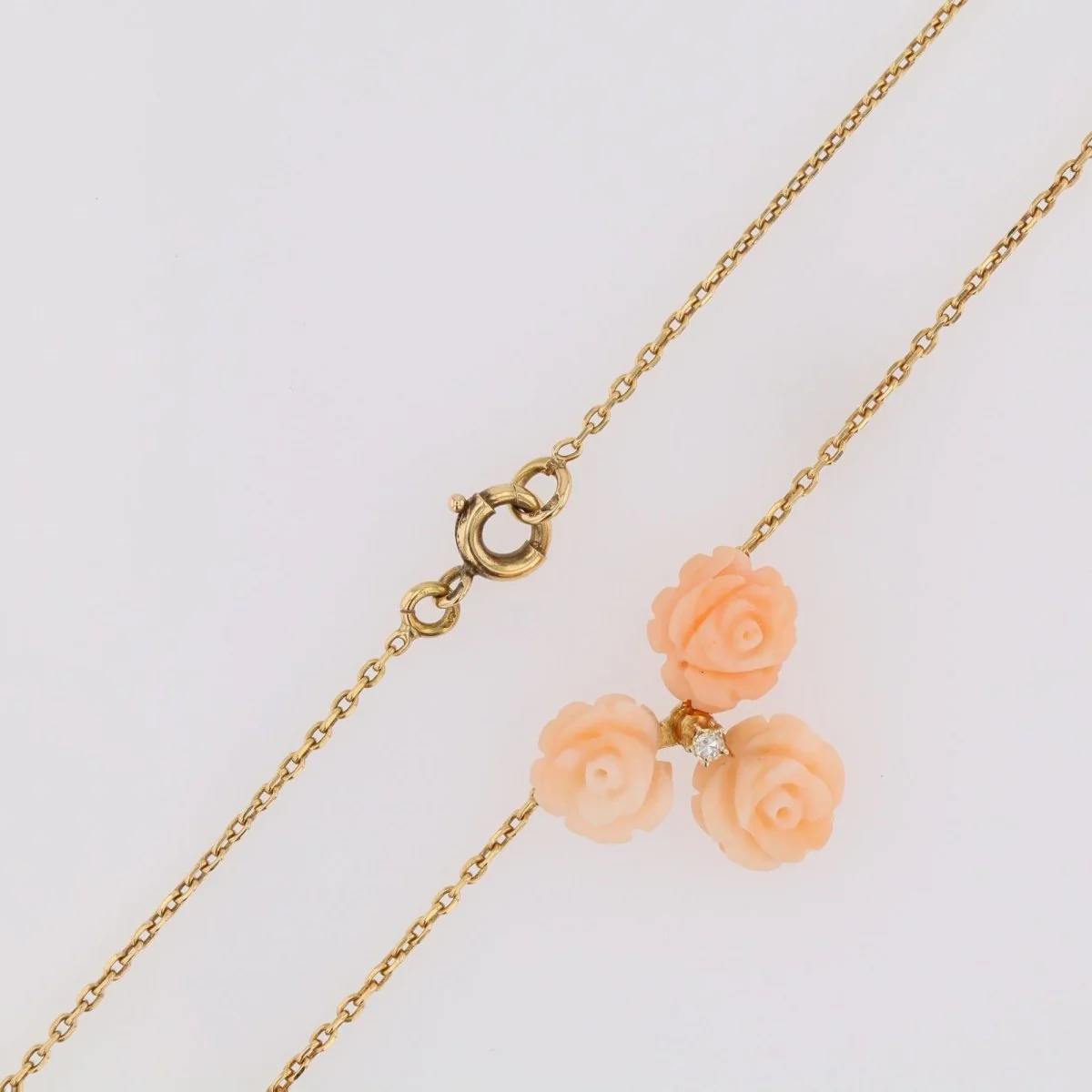 Collier trio de roses en or jaune et corail peau d'ange et diamant - Image 6