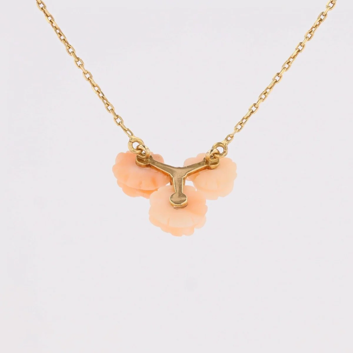 Collier trio de roses en or jaune et corail peau d'ange et diamant - Image 7