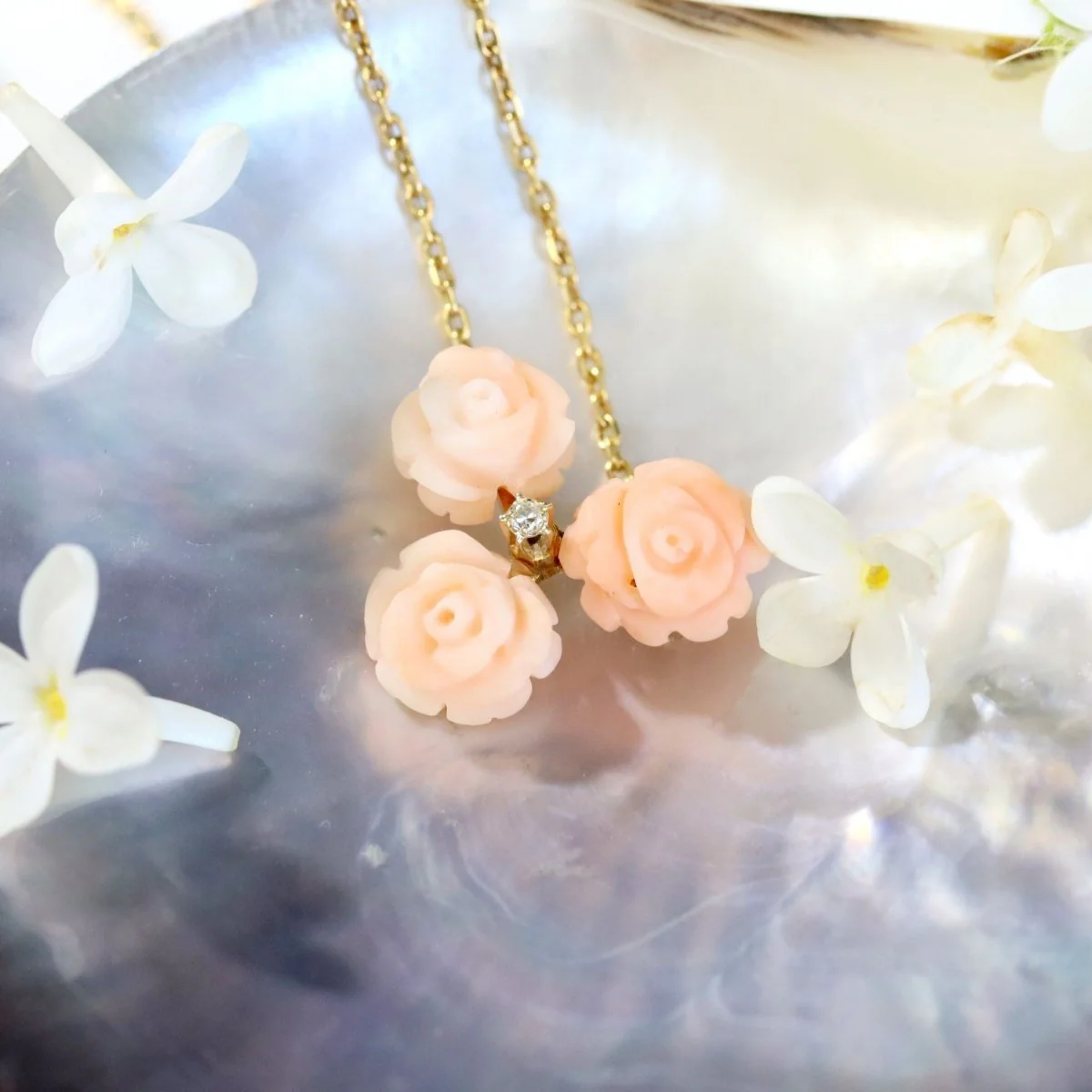 Collier trio de roses en or jaune et corail peau d'ange et diamant - Image 8